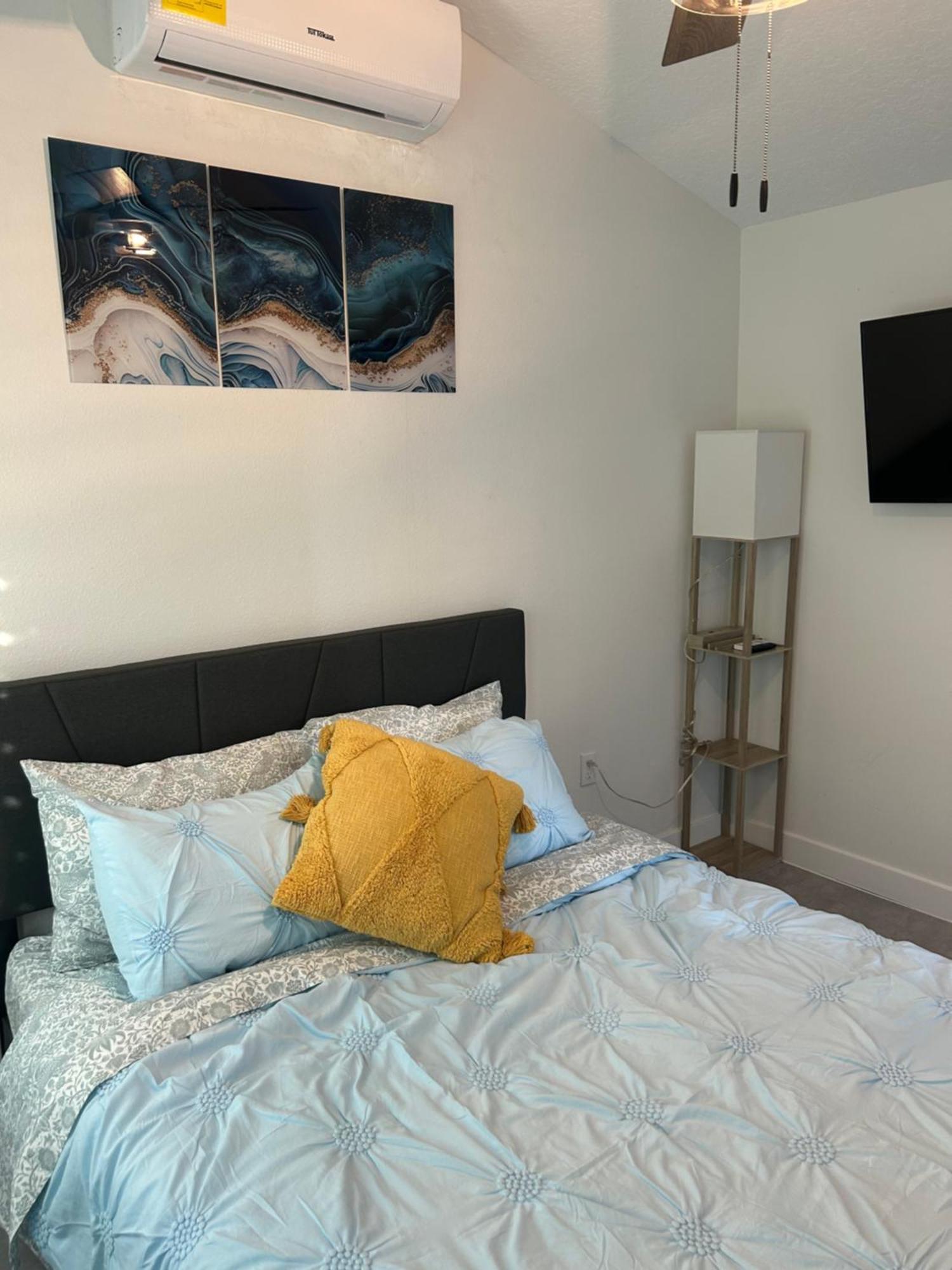 Perfect Getaway-Lovely Cottage House- Near Beaches Nokomis Bagian luar foto